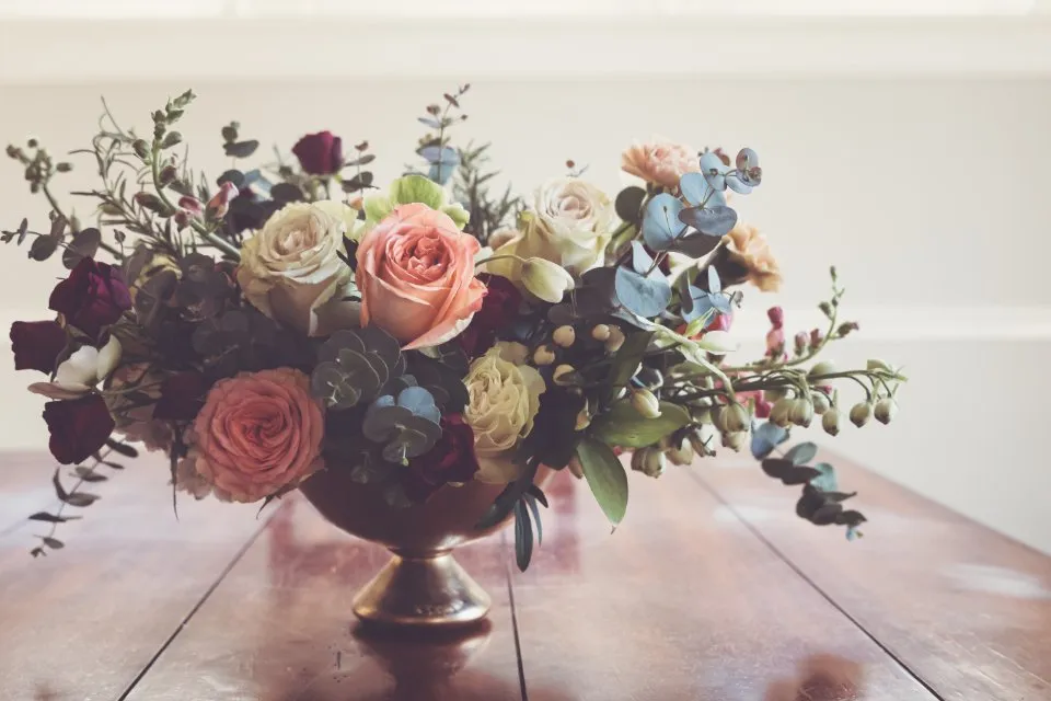 Centro de mesa con rosas en una copa